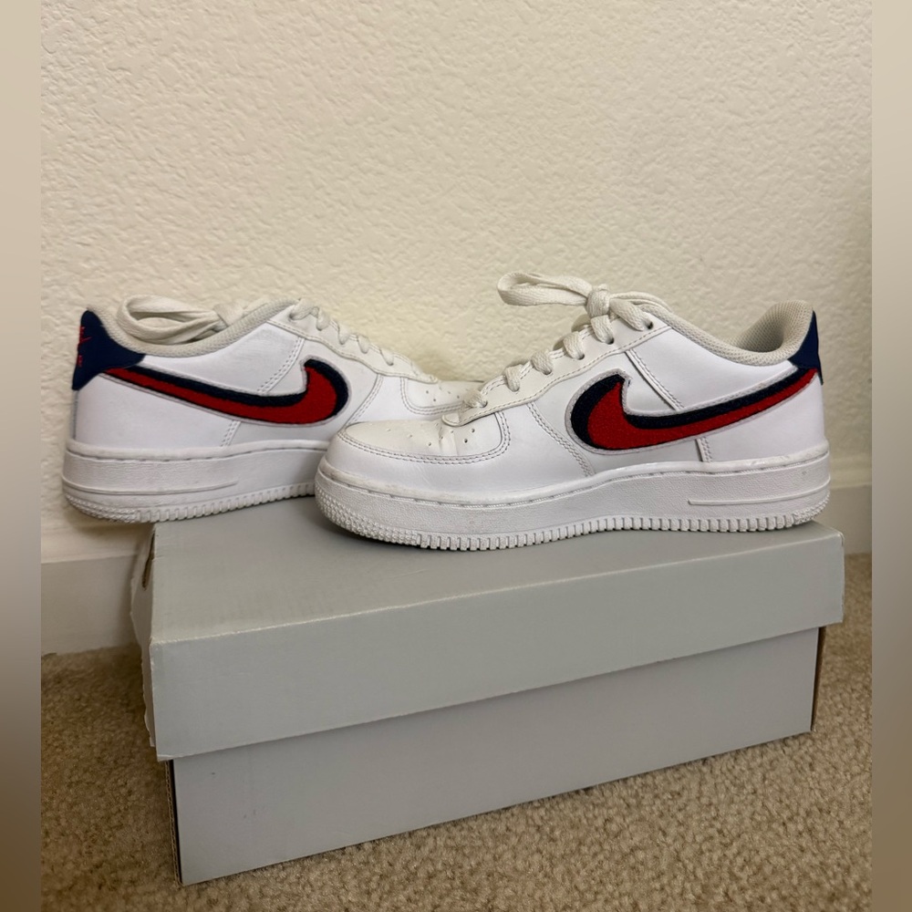 Nike Air Force 1 LV8 (GS) in White and Red